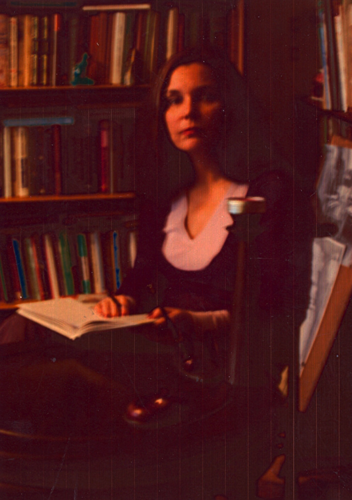 Ирина Колосова возле библиотеки